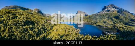 Vue sur le pic d'Innerdalstarnet, lac Innerdalsvatna, Innerdalen, région montagneuse de Trollheimen, Sunndal, More og Romsdal, Norvège Banque D'Images