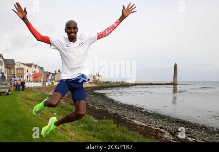 Sir Mo Farah après avoir traversé la ligne d'arrivée après avoir participé au semi-marathon de la côte d'Antrim. Le quatre fois médaillé d'or olympique a rejoint une équipe d'élite à Larne, dans le comté d'Antrim, après avoir accepté une invitation de l'organisateur de course James McIlroy. Banque D'Images