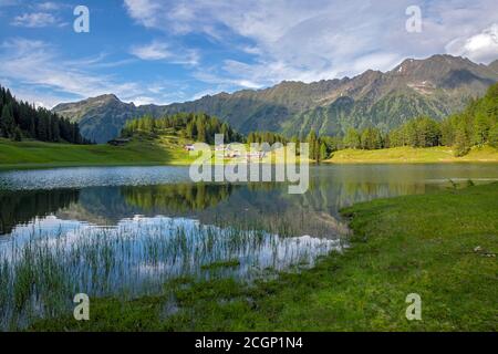 Duisitzkarsee avec la hutte Duisitzkarsee et la hutte Fahrlech en été, Schladminger Tauern, Styrie, Autriche Banque D'Images