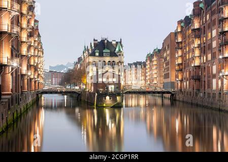 Château amarré, Fleetschloesschen, Speicherstadt, port de Hambourg, site classé au patrimoine mondial de l'UNESCO, Hambourg, Allemagne Banque D'Images