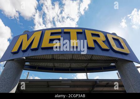 Logo devant le Metro Cash & amp ; magasin de transport à Düsseldorf, Rhénanie-du-Nord-Westphalie, Allemagne Banque D'Images