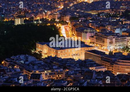 Vue de nuit Parlement hellénique dans la place Syntagma lumineuse et les ruines du temple de Zeus olympique derrière elle tiré de la colline de Lycabette, Banque D'Images