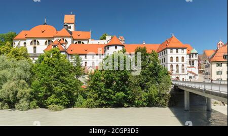 Vue sur la rivière Lech jusqu'au monastère de Saint-Mang et au château fort, Fuessen, Allgaeu est, Bavière, Allemagne Banque D'Images