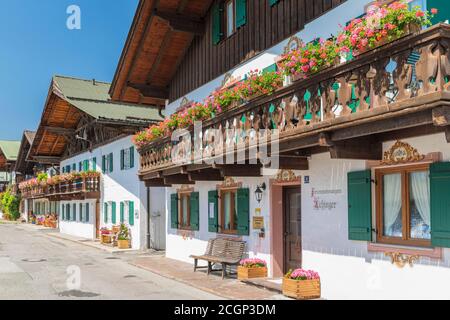 Maisons décorées dans la Sonnenstrasse dans le quartier de Garmisch, Garmisch-Partenkirchen, haute-Bavière, Bavière, Allemagne Banque D'Images