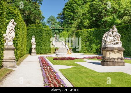 Sculptures et pavillon dans le jardin du château de Linderhof Palace, haute-Bavière, Bavière, Allemagne Banque D'Images