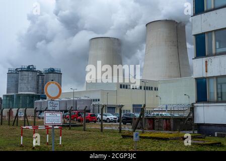 Centrale électrique au lignite de Jaenschwalde, la vapeur s'élève des tours de refroidissement, Jaenschwalde, Brandebourg, Allemagne Banque D'Images