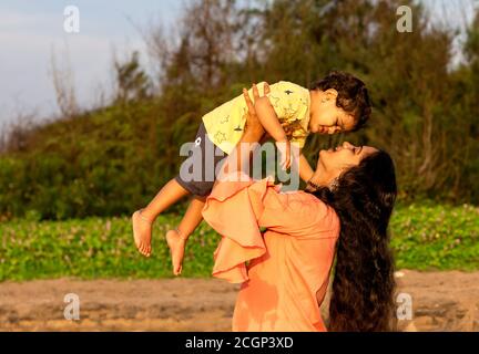 Une mère et un enfant indiens se balancent volontiers dans un environnement ouvert et pur lorsqu'ils sont déverrouillés en raison de la maladie du coronavirus. Banque D'Images