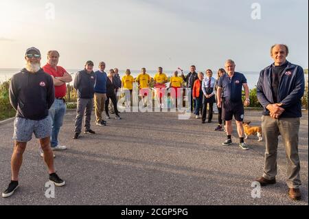 Inchydoney, West Cork, Irlande. 12 septembre 2020. Peter Walsh, ou 'Pedro' comme il est connu, marche à 50 km aujourd'hui, son 50ème anniversaire, pour recueillir des fonds pour la Lifeboat Inchydoney. Peter a commencé à Inchydoney Beach ce matin et traversera sa sam's Cross, Shannonvale, Ballinascarthy, Timoleague et Courtmacsherry avant de terminer à 18:00 à Inchydoney. Peter est photographié avec d'autres marcheurs Cllr. Karen Coakley; Kieran O'Regan et Pat Collins du Baltimore Lifeboat et des membres de sa famille et du comité Inchydoney Lifeboat au début de sa promenade . Crédit: AG News/Alamy Live N Banque D'Images