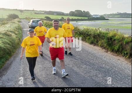 Inchydoney, West Cork, Irlande. 12 septembre 2020. Peter Walsh, ou 'Pedro' comme il est connu, marche à 50 km aujourd'hui, son 50ème anniversaire, pour recueillir des fonds pour la Lifeboat Inchydoney. Peter a commencé à Inchydoney Beach ce matin et traversera sa sam's Cross, Shannonvale, Ballinascarthy, Timoleague et Courtmacsherry avant de terminer à 18:00 à Inchydoney. Peter est photographié avec sa sœur Orla, Pat Collins et Kieran O'Regan. Crédit : AG News/Alay Live News Banque D'Images