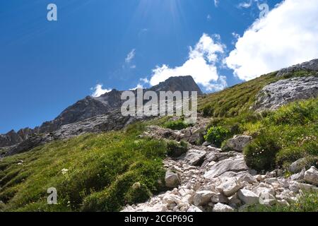 chemin qui mène au refuge de franchetti sur le corno grande dans la zone de montagne de la gran sasso d'italia Banque D'Images