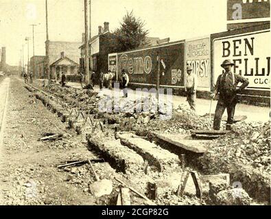 . Journal de chemin de fer de la rue . FIGURE 9.—DOUBLE COURBE en S SUR BOUCLE DE PORTLAND HEIGHTSLINE, ILLUSTRANT UNE PARTIE DE LA CONSTRUCTION DE la VOIE SPÉCIALE nécessaire À CETTE DIVISION alignement, avec 6 à 8 in. De béton neuf sous le rail pour former la fondation de la poutre. Les barres d'accouplement ont des filets de %-in.et sont espacées de 6 pieds. Une partie de la chenille se trouve dans le modèle de 91 lb. 62 pi Section de Lorain, utilisée dans la construction standard de l'entreprise, fig. 10, et le reste, y compris ce illus-. ■ IT V*^ FIG. 11.—RUE NORTH FIFTH, PRÈS DU DÉPÔT UNION. CHEMIN DE CÂBLES TEARINGUP ET RUPTURE DE LA CHAPE POSTSBEFORE LAYI Banque D'Images