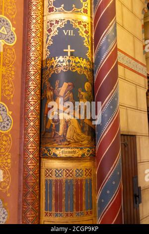 Christ avec croix sur colonne Banque D'Images