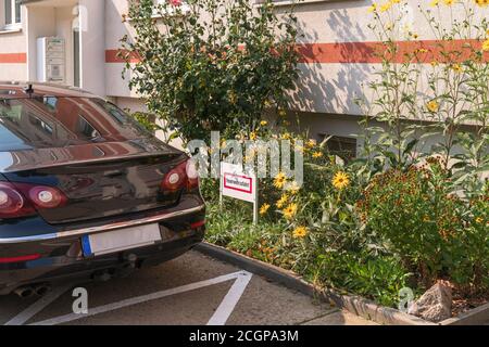 Un panneau avec l'inscription 'accès aux pompiers' . Il est interdit de stationner sur une route d'accès aux pompiers Banque D'Images