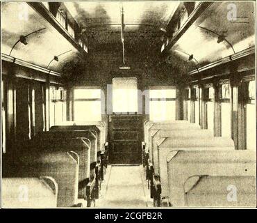 . Journal de chemin de fer de la rue . ., alors que le corps est de 36 pieds de long. Le cadre de plancher se compose de canaux et de poutres en I avec des matériaux de remplissage en bois. La charpente en platforme est démontable du cadre de plancher de cabeset est entièrement en acier. Le vestibule a une cloison pliante, de manière à former un espace séparé pour le motorman, comme illustré à la Fig. 1. Chaque voiture a une chambre fumeur d'environ 12 pieds de long. La voiture est entièrement finie en acajou, incrusté de neatmarquterie. Le plafond est de type semi-Empire, et de couleur crème peinte, avec des décorations dorées. Les sièges sont de type Walkover, avec haut rouleau-top ba Banque D'Images