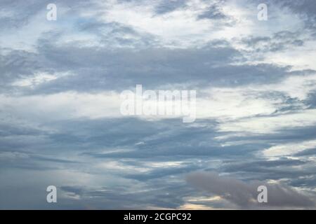 un ciel spectaculaire le soir rempli de nuages est l'image montrant la beauté sereine de la nature. Banque D'Images