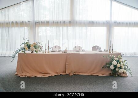 Décoration de la salle de mariage dans des tons blancs. Décorations de mariage Banque D'Images