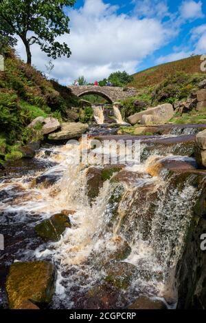 Chutes d'eau à Three Shires Head, Ax Edge Moor, Peak District, Angleterre. Banque D'Images