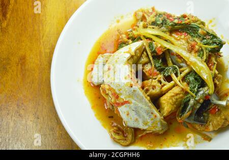 poisson-chat rayé frit épicé aux herbes et au curry sur l'assiette Banque D'Images