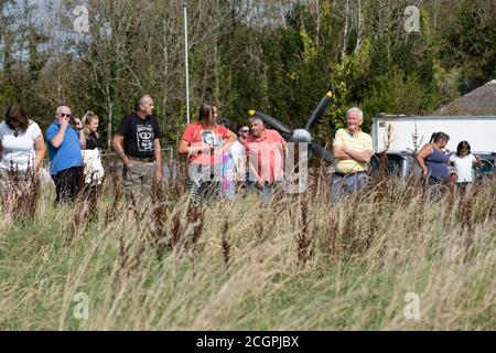 Aéroport de Newquay / RAF St Mawgan, Cornwall, Royaume-Uni. 12 septembre 2020. Des foules se rassemblent pour observer le Spitfire du NHS arrivant sur terre à l'aéroport de Newquay, après avoir fait le tour de tous les hôpitaux du NHS à Cornwall samedi matin. Crédit Simon Maycock / Alamy Live News. Banque D'Images