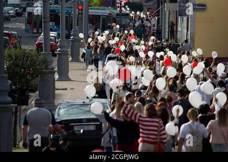 Les gens au rassemblement contre le dictateur Loukachenko. Des manifestants pacifiques en Biélorussie. Banque D'Images