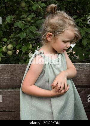 La petite fille regarde avec attention. Vue latérale. Banque D'Images