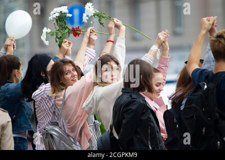 Rassemblement pacifique en Biélorussie contre le dictateur. Un groupe de personnes à la manifestation. Banque D'Images