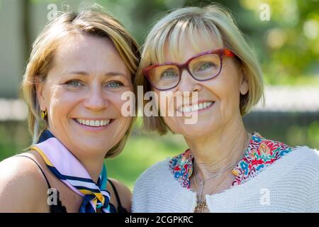 Belle femme âgée avec une fille adulte. Banque D'Images