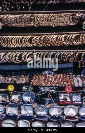 Amman, Jordanie. Bracelets, bagues, colliers dans une fenêtre de bijoutier. Banque D'Images