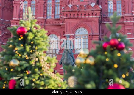 Le monument au maréchal Georgy Zhukov et les arbres de Noël sur le Musée historique de la place Rouge à Moscou, Russie Banque D'Images