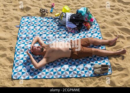 Bournemouth, Dorset, Royaume-Uni. 12 septembre 2020. Météo au Royaume-Uni : chaudes et ensoleillées, les visiteurs se rendent au bord de la mer pour profiter du soleil sur les plages de Bournemouth. Crédit : Carolyn Jenkins/Alay Live News Banque D'Images