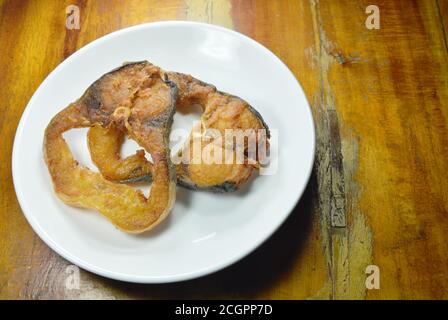 tranche de poisson-chat rayé salé frit sur une assiette blanche Banque D'Images