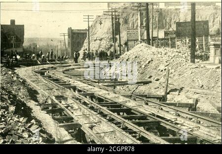 . Journal de chemin de fer de la rue . JOURNAL DE CHEMIN DE FER DE RUE. 191 THE FALK CO. MILWAUKEEU. S. A.. Construction complète des chemins de fer électriques notre réputation dans cette ligne de travail est bien établie. Nous sommes prêts à entreprendre la construction ou la reconstruction complète de chemins de fer électriques entiers, urbains, interurbains, y compris les centrales électriques, les routes et les frais généraux, ou toute partie de ceux-ci Banque D'Images