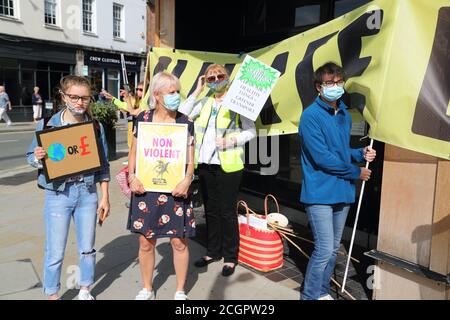 Henley-on-Thames, Royaume-Uni. 12 septembre 2020. Les militants du climat, jeunes et vieux, se réunissent à Henley pour démontrer et souligner la nécessité d'agir sur le changement climatique mondial. Credit: Uwe Deffner/Alay Live News Banque D'Images