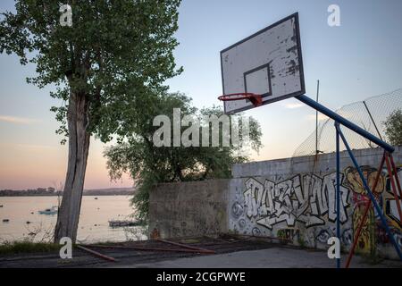 Belgrade, Serbie, 27 août 2020 terrain de basket usé situé sur le front de mer du Danube à Zemun Banque D'Images