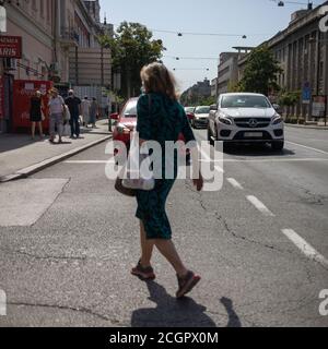 Belgrade, Serbie, 31 août 2020: Passage à niveau risqué devant les voitures approchants à la rue Glavna à Zemun Banque D'Images