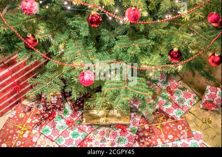 Cadeaux sous l'arbre de Noël décoré avec goût Banque D'Images