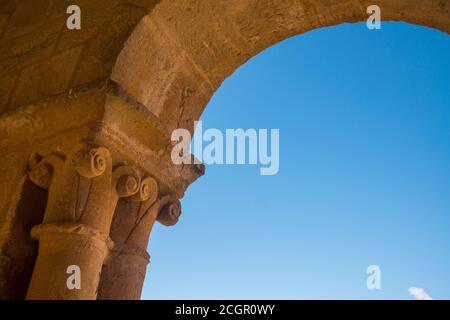 Capitale et arche de l'atrium. Église Asunción de Nuestra Señora, Pinilla de Jadraque, province de Guadalajara, Castilla la Mancha, Espagne. Banque D'Images