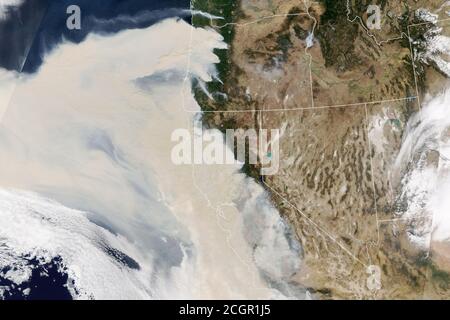 Les feux de forêt continuent de faire rage dans l'ouest des États-Unis. Le 9 septembre 2020, le Spectroradiomètre d'imagerie à résolution modérée (MODIS) du satellite Terra de la NASA a capturé cette image couleur naturelle de fumée épaisse provenant d'une ligne de feux intenses en Oregon et en Californie. De nombreuses collectivités de la région font face à une qualité de l'air extrêmement mauvaise et parfois dangereuse. La fumée était si épaisse et si répandue qu'elle était facilement visible à 1.5 millions de kilomètres (1 million de milles) de la Terre. Lorsque la caméra d'imagerie polychromatique terrestre (EPIC) de la NASA sur le satellite DSCOVR de la NOAA a acquis l'image b Banque D'Images