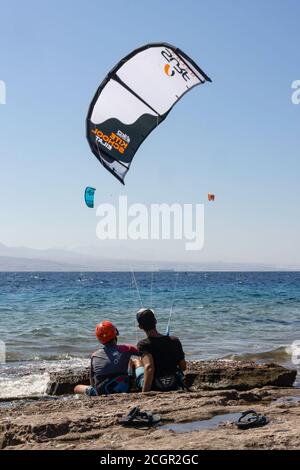 Eilat, Israël - 19 août 2020 : une première fois kite surfeuse apprenant les bases de la commande du kite à partir d'un instructeur sur la plage de la mer rouge, Eilat Banque D'Images