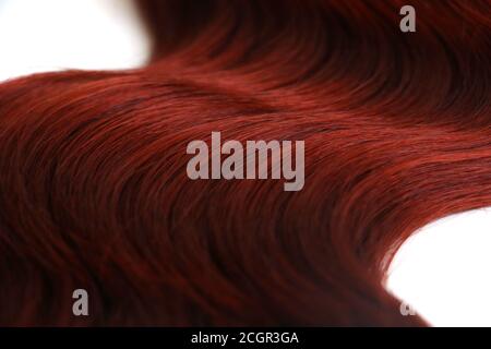 pièce de cheveux ondulée red auburn isolée sur fond blanc Banque D'Images