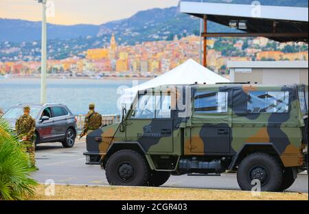 Menton, France - 10 septembre 2020 : frontière franco-italienne, police française et armée italienne contrôlent la frontière/Douane à Menton et Ventimiglia. Kontrolle, Dogana, Zoll, Grenze, Militaer, Italien, migration, migrants, | utilisation dans le monde entier Banque D'Images