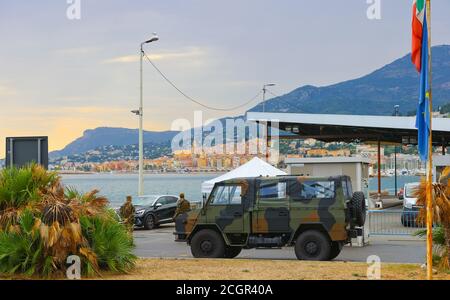 Menton, France - 10 septembre 2020 : frontière franco-italienne, police française et armée italienne contrôlent la frontière/Douane à Menton et Ventimiglia. Kontrolle, Dogana, Zoll, Grenze, Militaer, Italien, migration, migrants, | utilisation dans le monde entier Banque D'Images