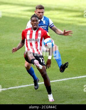 Ivan Toney de Brentford (devant) et Harlee Dean de Birmingham City se battent pour le ballon lors du match de championnat Sky Bet à St Andrews, Birmingham. Banque D'Images