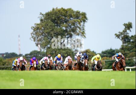 Lundi monté Seamus Heffernan (à droite) sur le chemin de gagner les enjeux irlandais Ballylinch Stud EBF Ingabelle le premier jour du week-end des champions irlandais de Longines à l'hippodrome de Leopardstown, Dublin. Banque D'Images