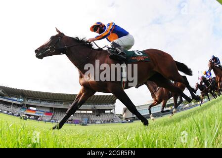 Lundi monté Seamus Heffernan (à droite) sur le chemin de gagner les enjeux irlandais Ballylinch Stud EBF Ingabelle le premier jour du week-end des champions irlandais de Longines à l'hippodrome de Leopardstown, Dublin. Banque D'Images