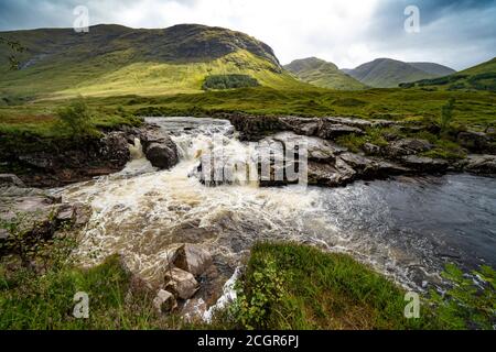 Vue sur la rivière Etive à Glen Etive, région des Highlands, Écosse, Royaume-Uni Banque D'Images