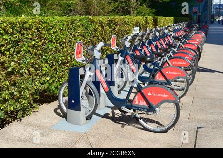 Transport pour Londres et Santander location de vélos station d'accueil, Upper Bank Street, Canary Wharf, East London, Royaume-Uni Banque D'Images