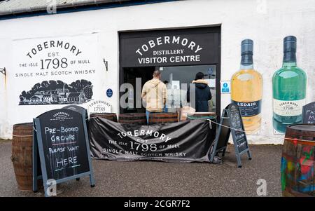 Vue sur le centre d'accueil de Tobermory Distillery au port de Tobermory sur Mull, Argyll & Bute, Écosse, Royaume-Uni Banque D'Images