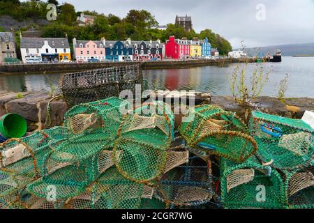 Vue sur les pots de homard et les bâtiments colorés le long du front de mer au port de Tobermory sur Mull, Argyll & Bute, Écosse, Royaume-Uni Banque D'Images