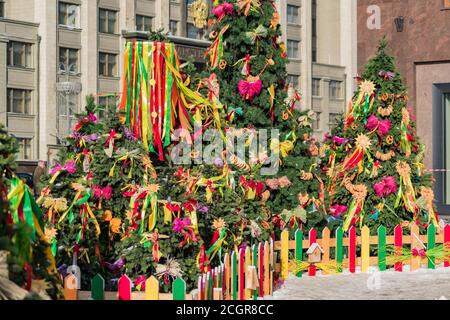 Moscou, Russie - 13 février 2018 : célébration de la Shrovetide russe sur la place Manezhnaya. Décoration de rue colorée près de la place Rouge Banque D'Images